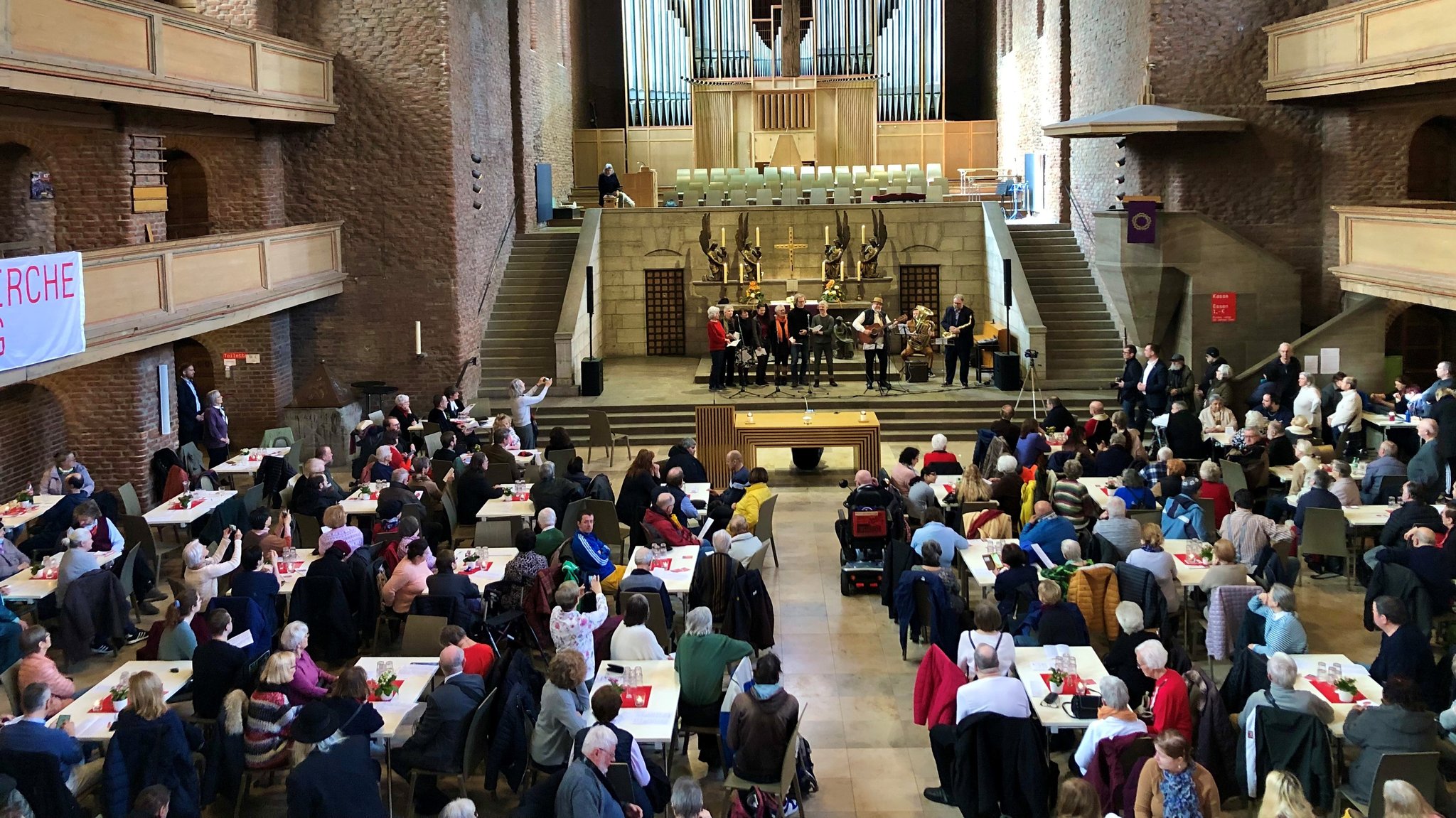 Nürnberger Vesperkirche in der evangelischen Gustav-Adolf-Kirche | Bild: BR / Gisela Schwaiger Nürnberger Vesperkirche in der evangelischen Gustav-Adolf-Kirche