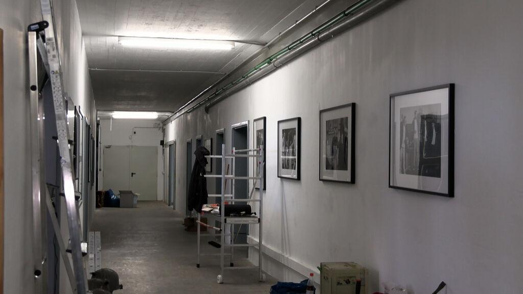 Ein Gerüst steht in einem Gang des Industriegebäudes