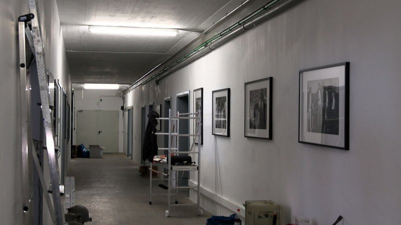 Ein Gerüst steht in einem Gang des Industriegebäudes | Bild: BR/Margit Ringer Ein Gerüst steht in einem Gang des Industriegebäudes