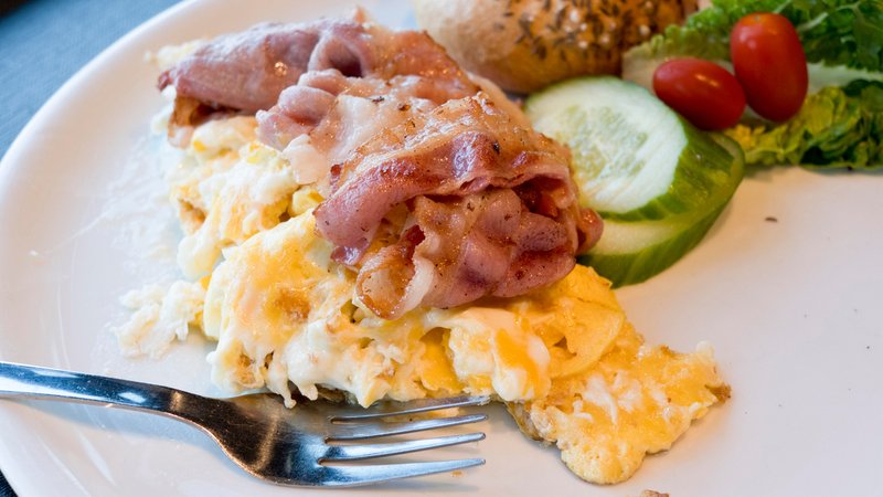 Teller mit Speck und Rührei | Bild: picture alliance / Zoonar | Andreas Pulwey Teller mit Speck und Rührei