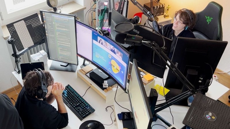 Nando Petri und Katha Röhrl in ihrem Büro vor Bildschirmen | Bild: BR/Hans Mielich Nando Petri und Katha Röhrl in ihrem Büro vor Bildschirmen