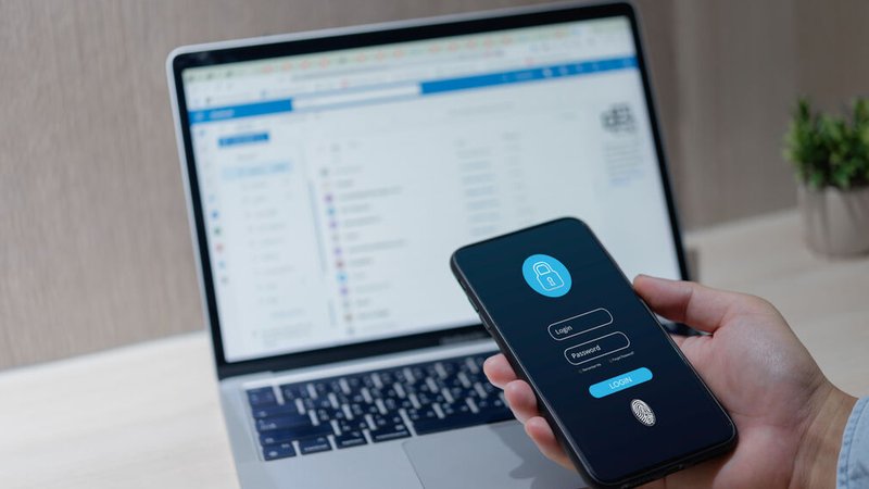 Ein Handy fragt nach den Login-Daten für ein Konto. | Bild: stock.adobe.com/khunkornStudio Ein Handy fragt nach den Login-Daten für ein Konto.