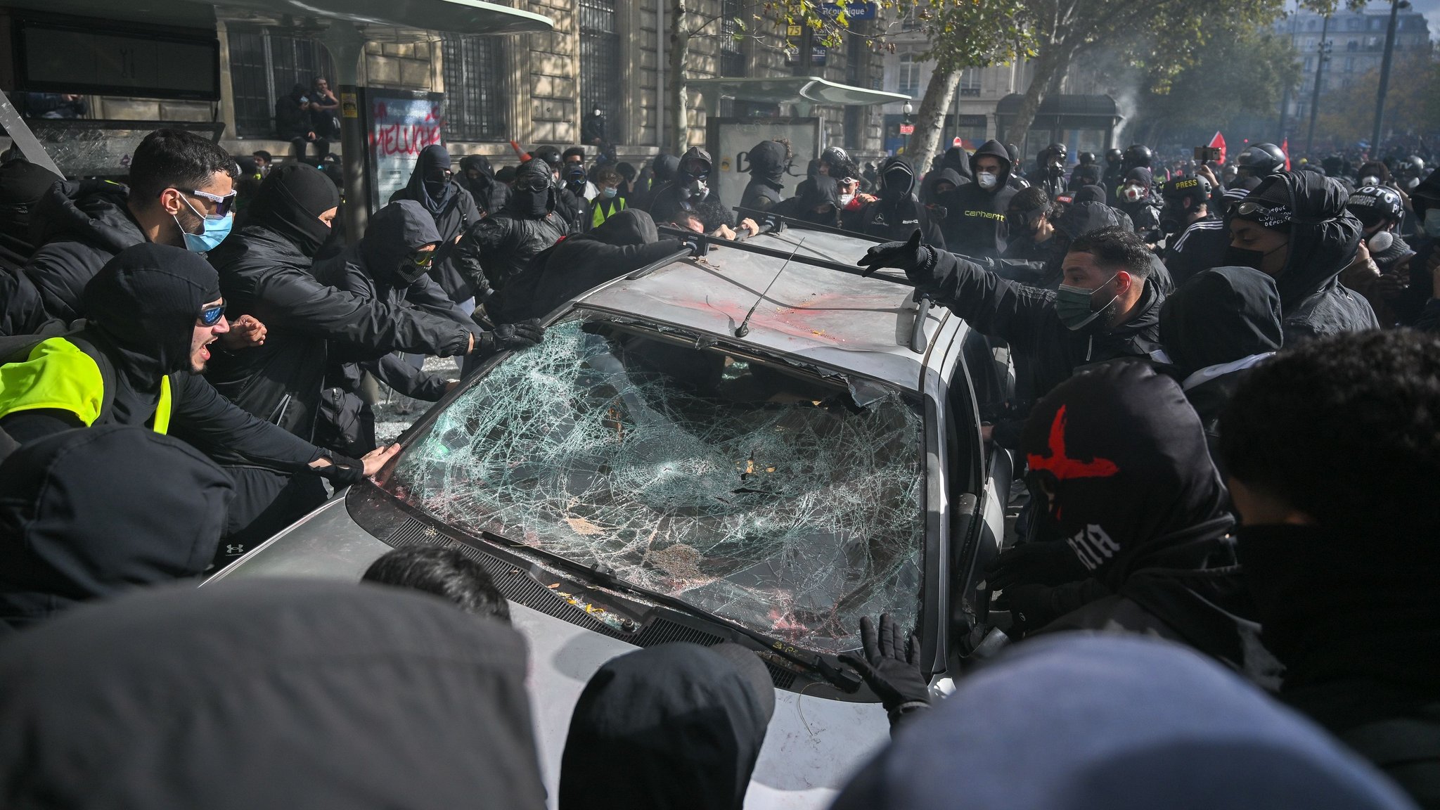 Plünderungen und Brände: Krawalle überlagern Demos in Frankreich