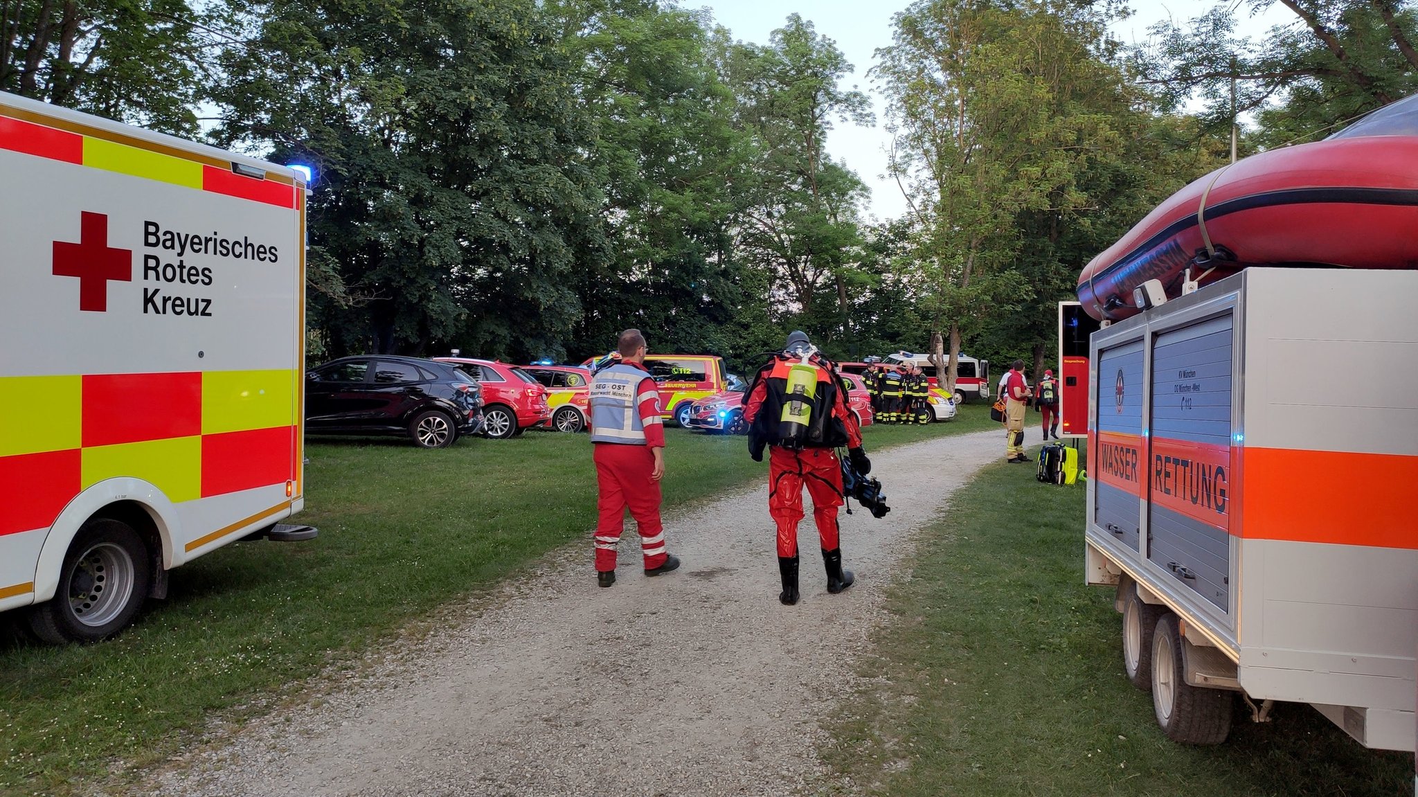 Rettungskräfte am Ufer des Unterschleißheimer Sees. In dem Badesee ist am Montag ein 23-Jähriger bei einem Badeunfall gestorben.