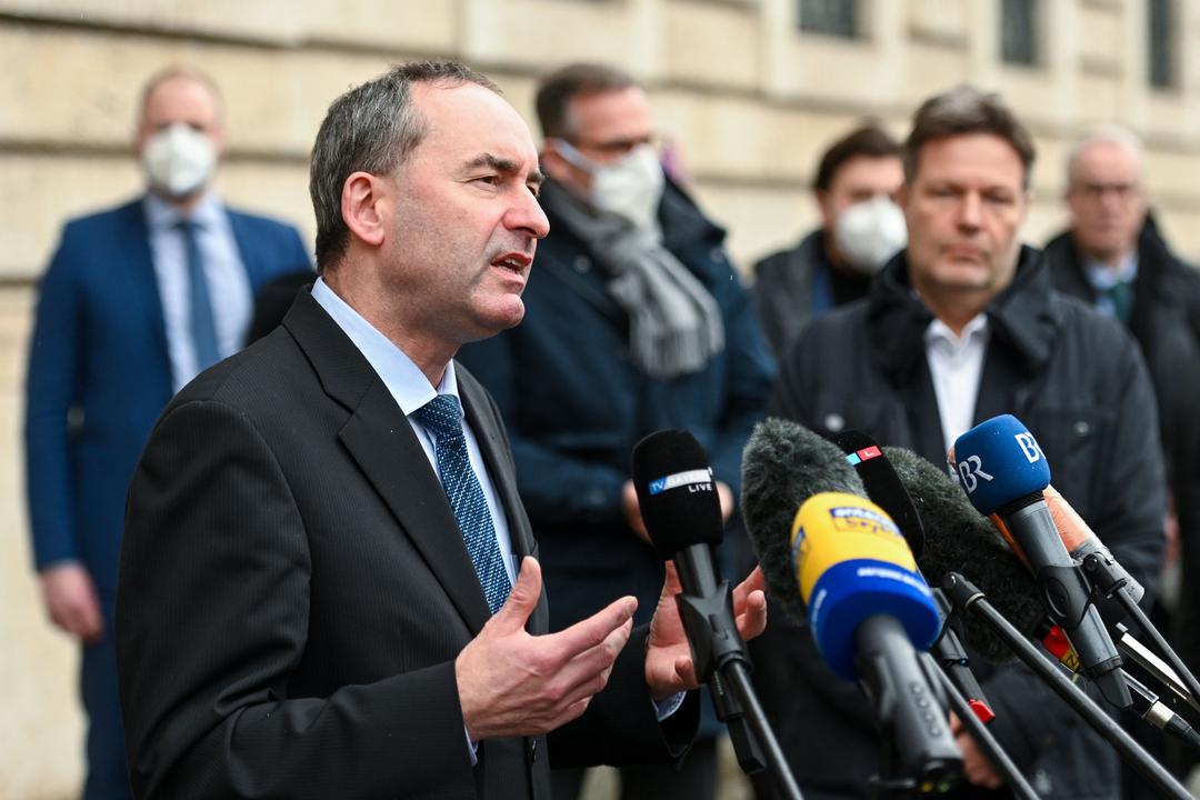 Archiv: Hubert Aiwanger (l-r, Freie Wähler), bayerischer Wirtschaftsminister und Robert Habeck (Grüne), Bundeswirtschaftsminister, geben vor dem bayerischen Wirtschaftsministerium eine Pressekonferenz. (20.01.2022)