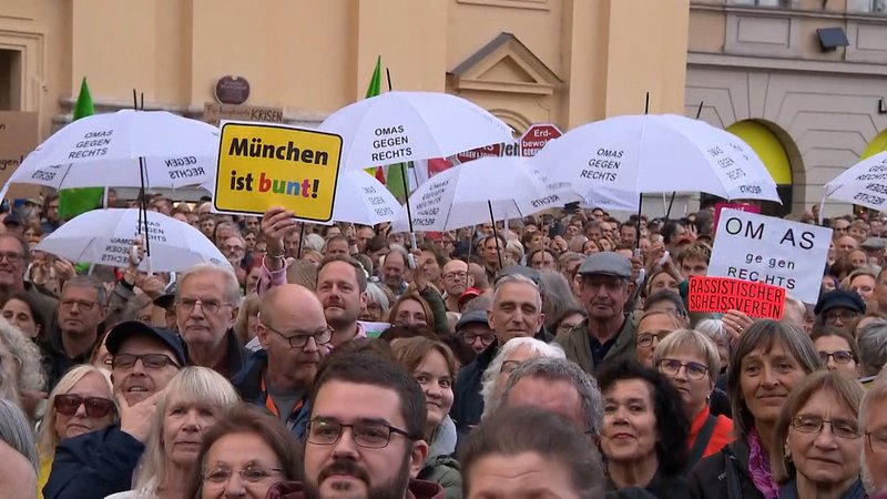 Wenige Tage vor der Landtagswahl haben am Münchner Odeonsplatz mehrere zehntausend Menschen demonstriert.