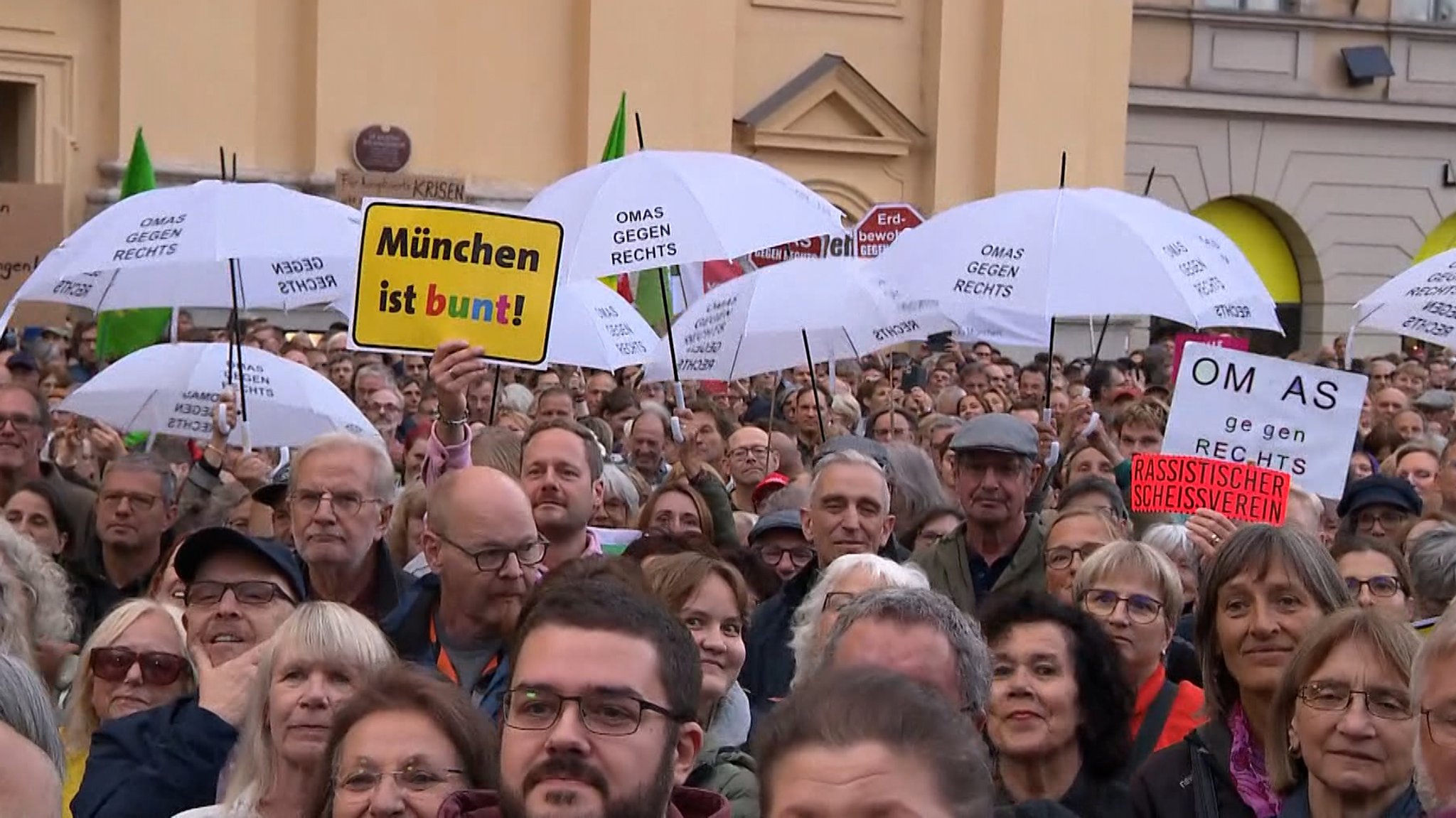 Wenige Tage vor der Landtagswahl haben am Münchner Odeonsplatz mehrere zehntausend Menschen demonstriert.