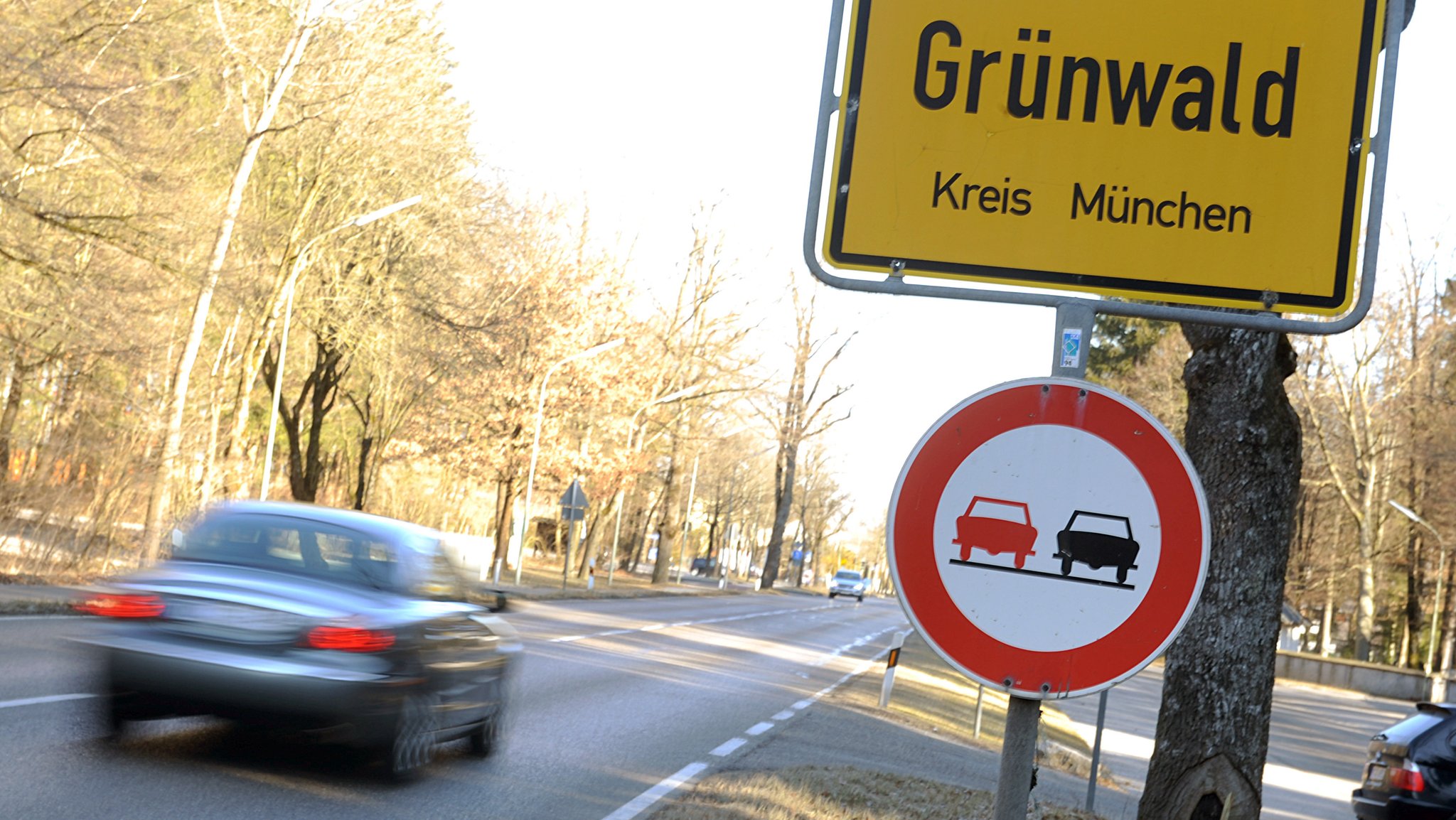 Frau fährt Angreifer auf der Motorhaube zur Polizei