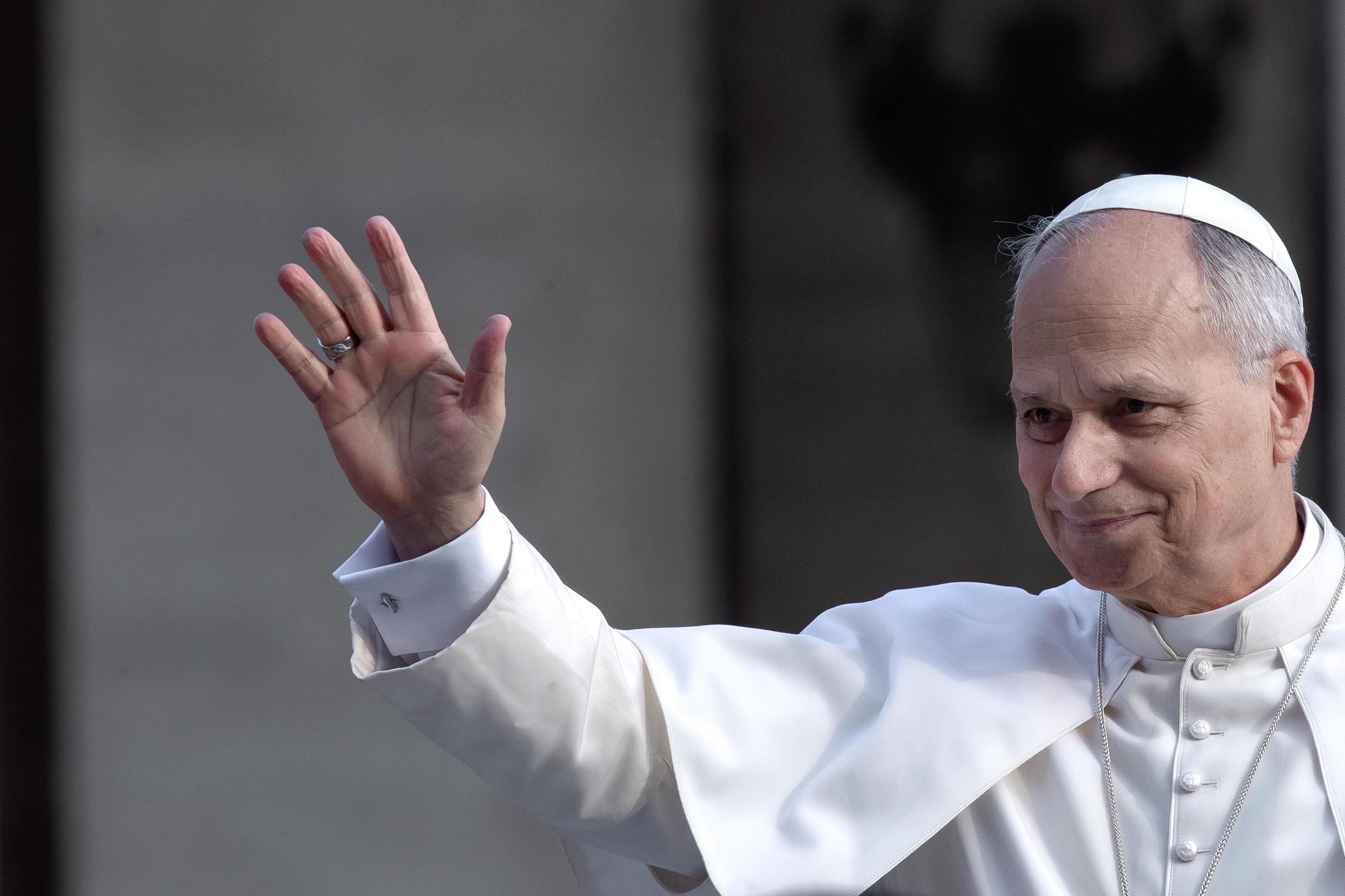 Ein Papst für Frieden und Menschlichkeit: Leo XIV. winkt bei einer Audienz am Petersplatz im Rom in die Menschenmenge. 