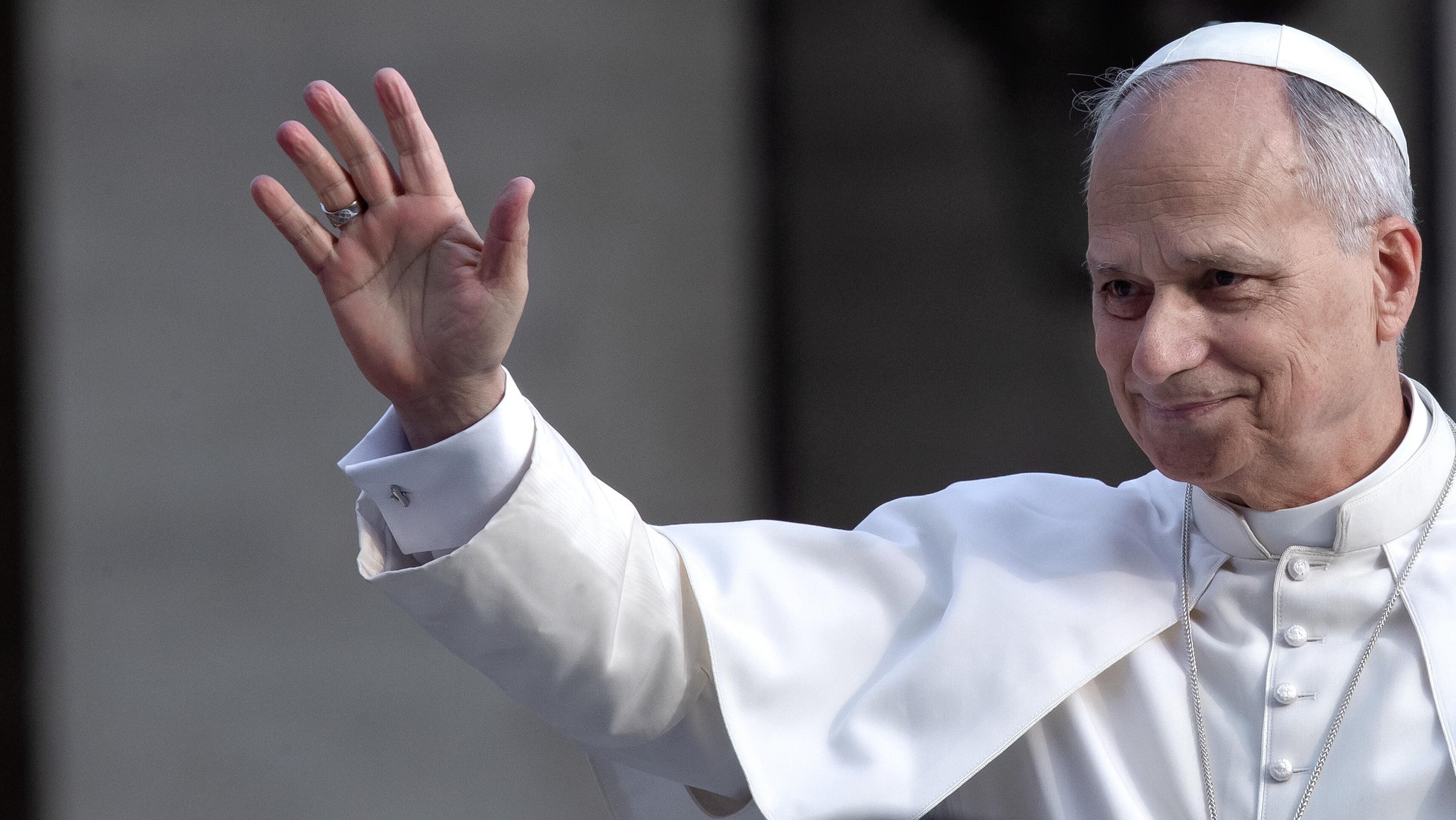 Ein Papst für Frieden und Menschlichkeit: Leo XIV. winkt bei einer Audienz am Petersplatz im Rom in die Menschenmenge. | Bild: picture alliance Ein Papst für Frieden und Menschlichkeit: Leo XIV. winkt bei einer Audienz am Petersplatz im Rom in die Menschenmenge.