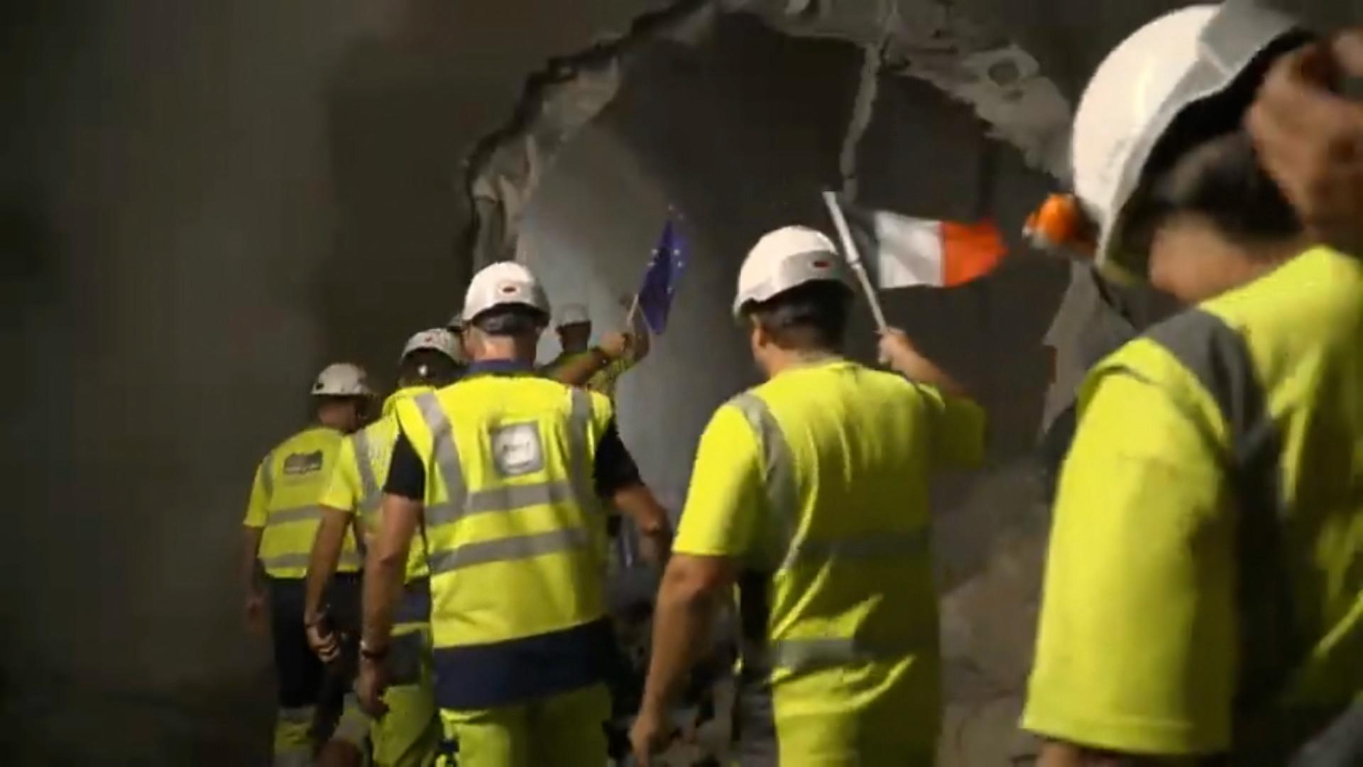 Bauerarbeiter feiern den Durchbruch im Brenner-Basistunnel als historischen Tag.