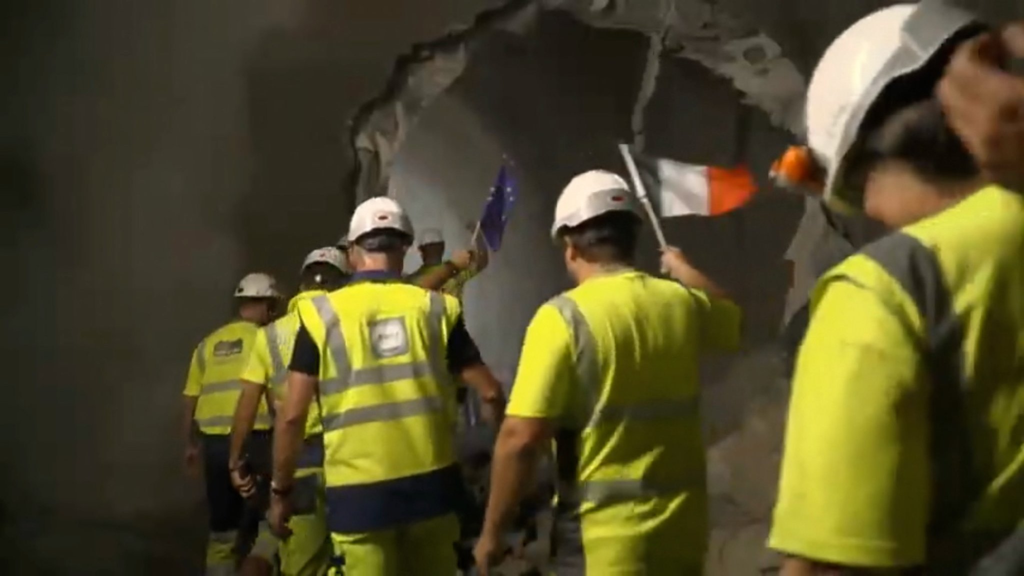 Bauerarbeiter feiern den Durchbruch im Brenner-Basistunnel als historischen Tag.