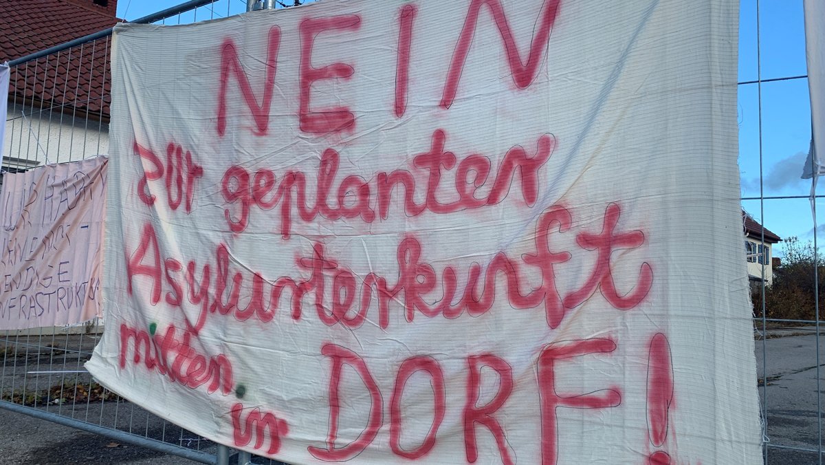 Protestplakat in Westendorf gegen ein Containerdorf für Flüchtlinge