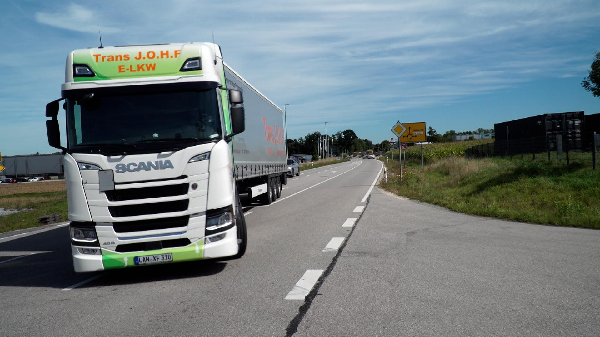 Auf den Straßen gehören E-Autos mittlerweile zum gewohnten Bild. E-Lastwagen dagegen sind derzeit noch eine Ausnahme. Ein Spediteur versucht es elektrisch.