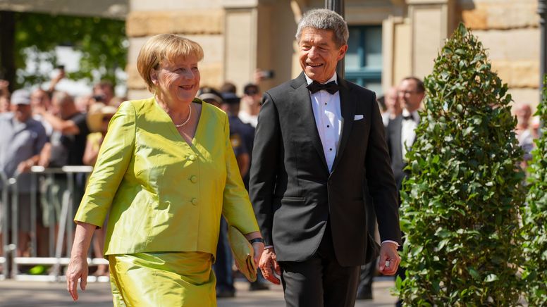 Die frühere Bundeskanzlerin Angela Merkel mit Ehemann Joachim Sauer bei den Bayreuther Festspielen 2022. | Bild:Bildrechte: BR/Henry Lai