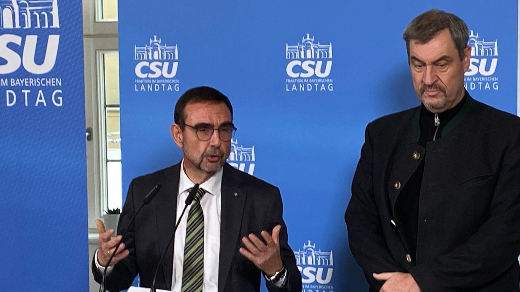 Klaus Holetschek (CSU-Fraktionschef) und Markus Söder (Ministerpräsident) in Kloster Banz | Bild: BR/Arne Wilsdorff Klaus Holetschek (CSU-Fraktionschef) und Markus Söder (Ministerpräsident) in Kloster Banz