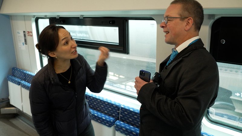 Eine aufgebrachte Frau steht einem Zugbegleiter in einem Zug gegenüber. In einem speziellen Training lernen angehende Zugbegleiter von Arverio, wie sie sich in Konflikten verhalten sollten. | Bild: BR/Barbara Leinfelder Eine aufgebrachte Frau steht einem Zugbegleiter in einem Zug gegenüber. In einem speziellen Training lernen angehende Zugbegleiter von Arverio, wie sie sich in Konflikten verhalten sollten.