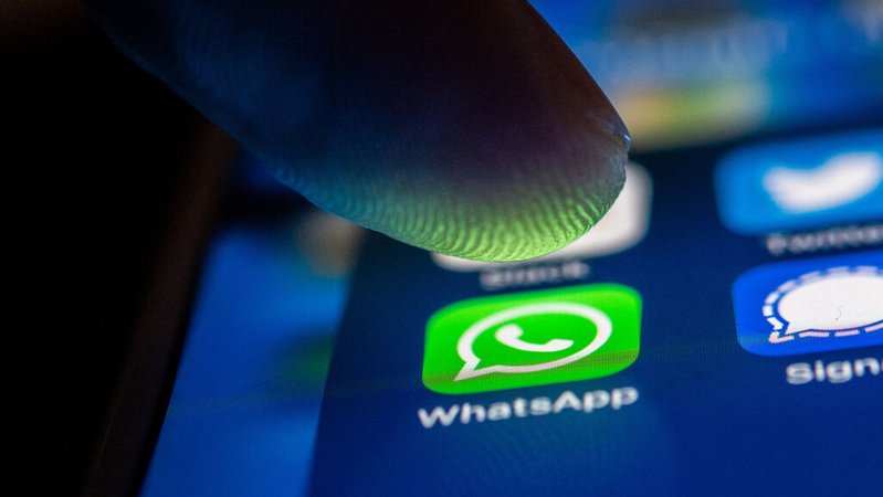 Archivbild von 2021: WhatsApp-Logo auf einem Smartphone