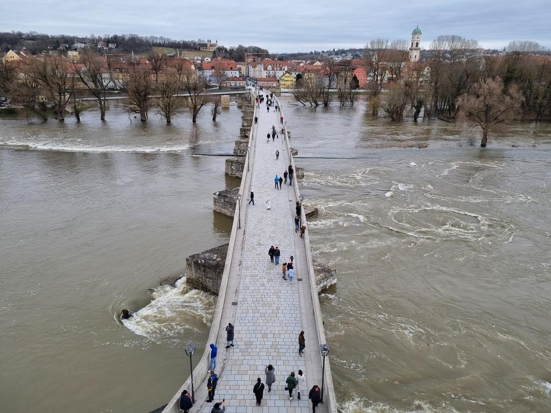 Archivbild: Hochwasser in Regensburg im Dezember 2023.