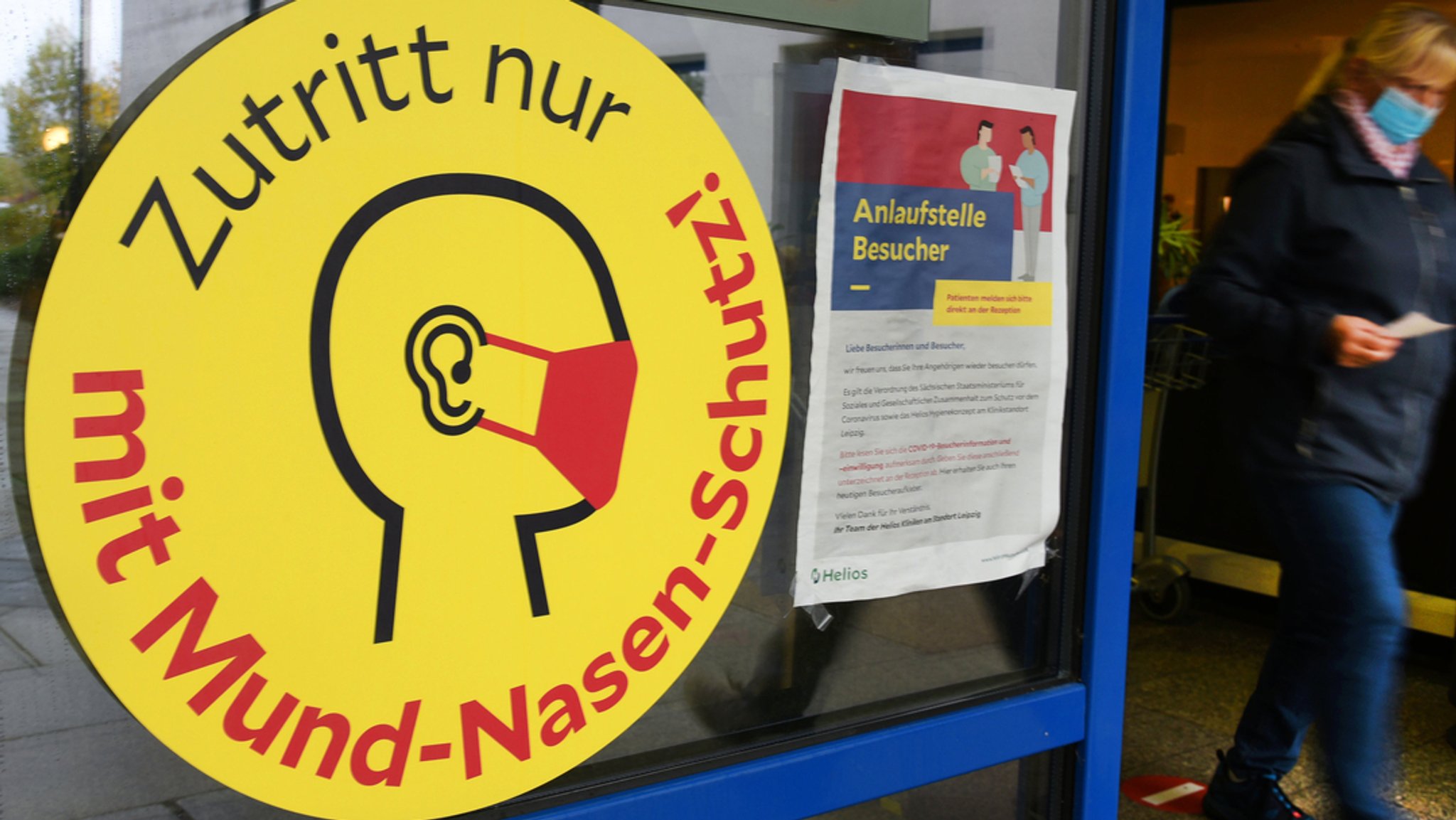 Archivbild: Ein großes Schild mit der Aufschrift "Zutritt nur mit Mund-Nasen-Schutz!" am Eingang einer Klinik.