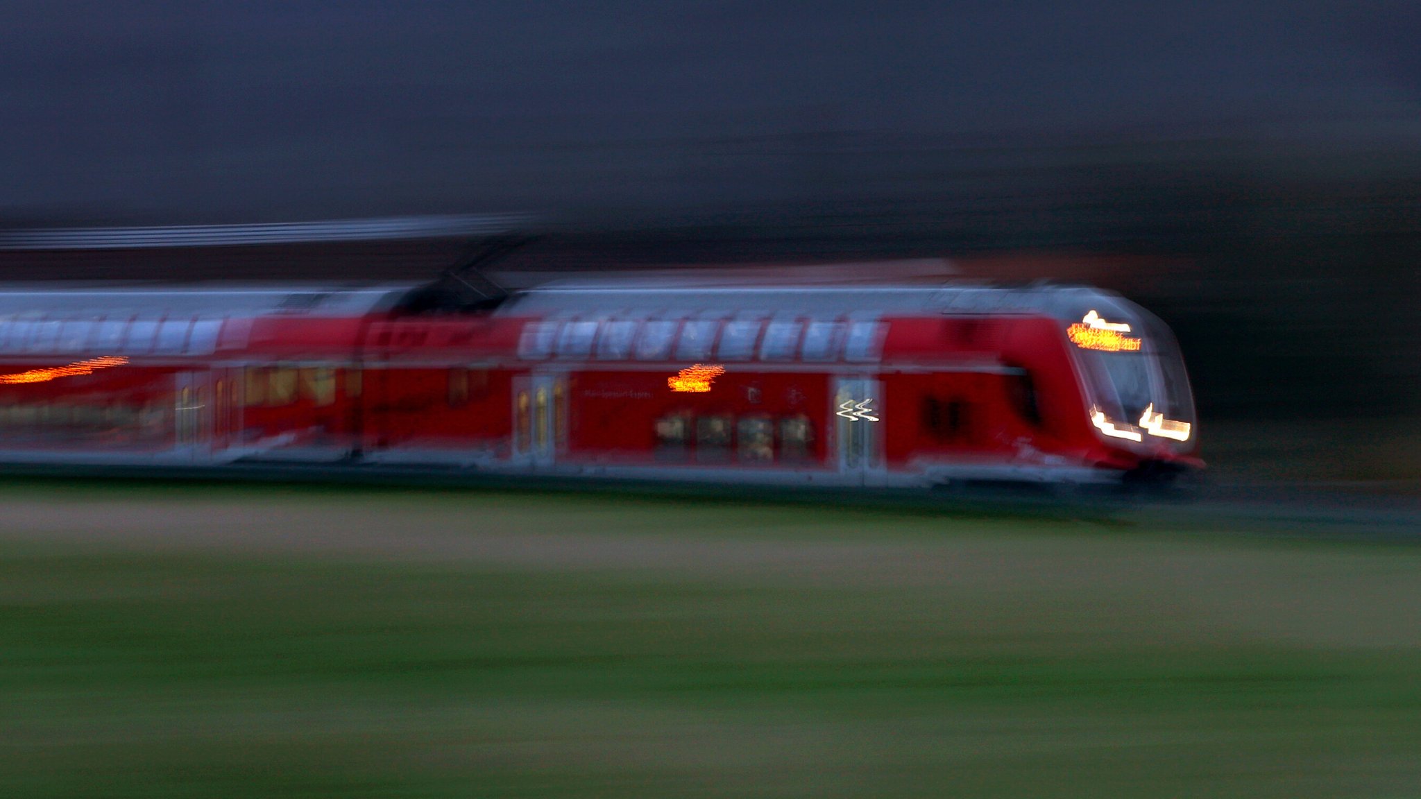 (Symbolbild) Fast 15 Prozent der bayerischen Nahverkehrszüge waren unpünktlich – das listet die Bayerische Eisenbahngesellschaft (BEG) in ihrer Jahresstatistik für 2024 auf. Gesamt gesehen sind die Unpünktlichkeitsquoten sogar noch höher. | Bild: picture alliance/dpa | Karl-Josef Hildenbrand (Symbolbild) Fast 15 Prozent der bayerischen Nahverkehrszüge waren unpünktlich – das listet die Bayerische Eisenbahngesellschaft (BEG) in ihrer Jahresstatistik für 2024 auf. Gesamt gesehen sind die Unpünktlichkeitsquoten sogar noch höher.