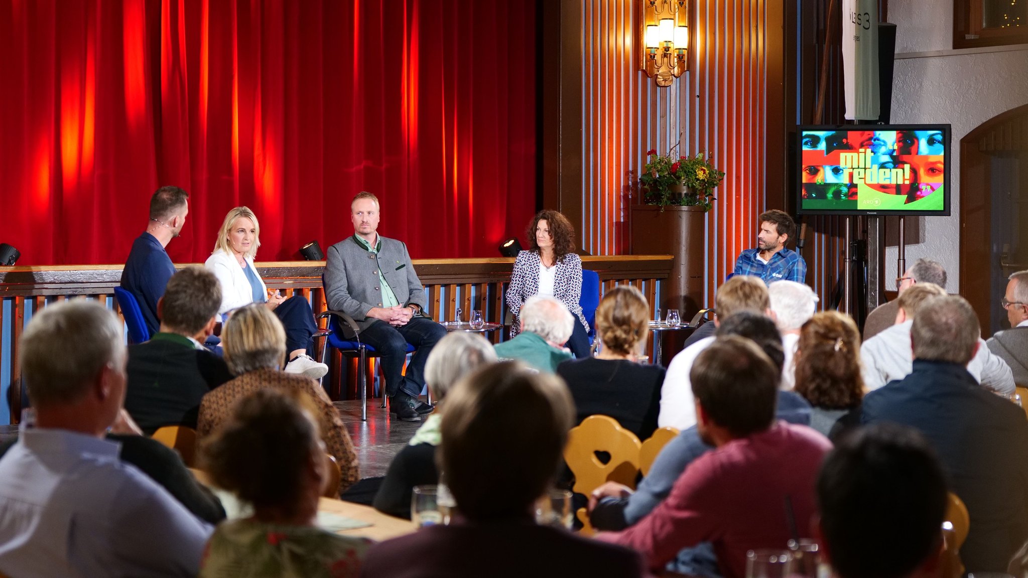 Das Podium diskutiert bei "Mitreden!" live über Skitourismus, Klimawandel und neue Gefahren in den Bergen. | Bild: BR/Asya Fröhlich Das Podium diskutiert bei "Mitreden!" live über Skitourismus, Klimawandel und neue Gefahren in den Bergen.