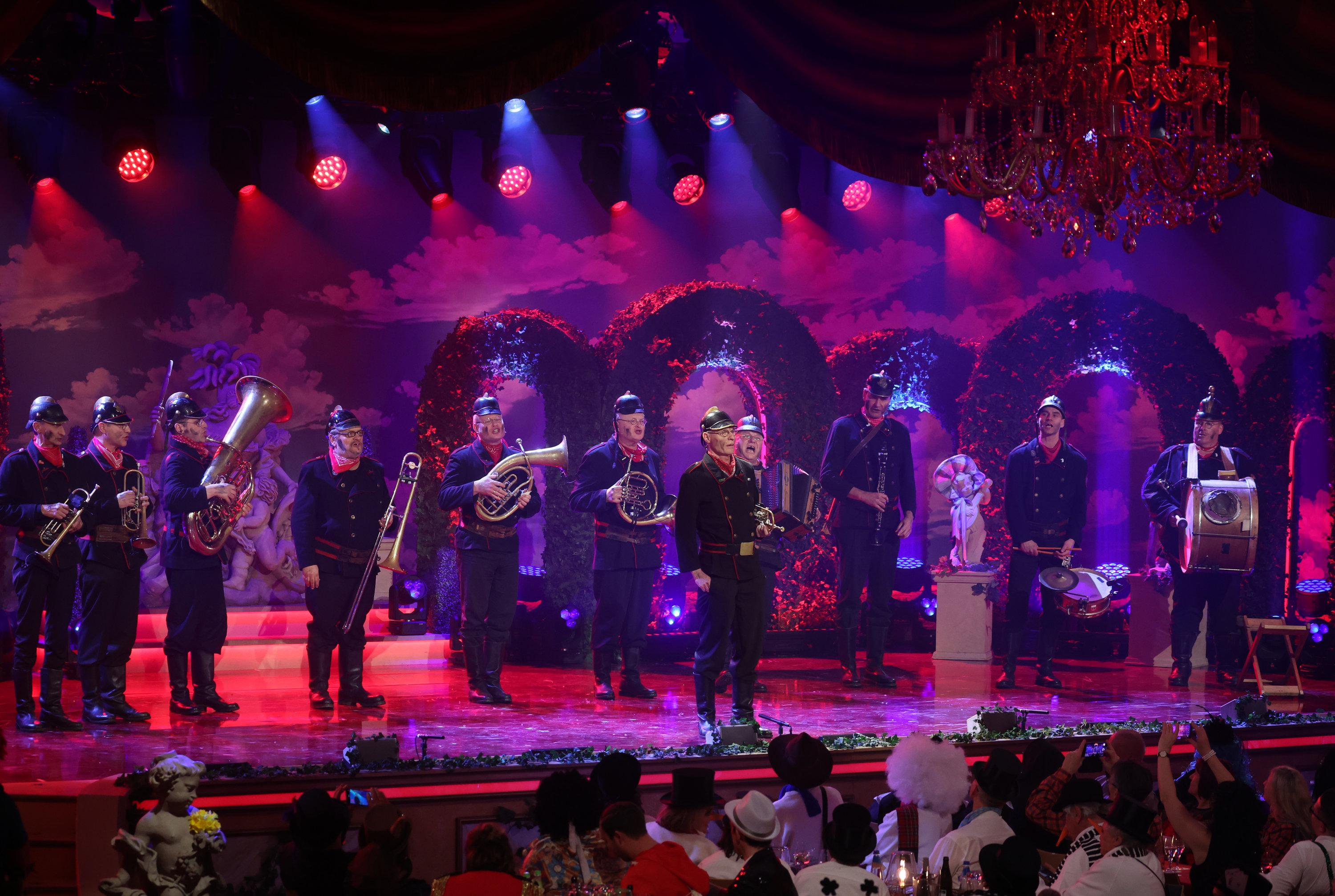 Die "Altneihauser Feierwehrkapell'n" bei "Fastnacht in Franken" 2024 aus Veitshöchheim