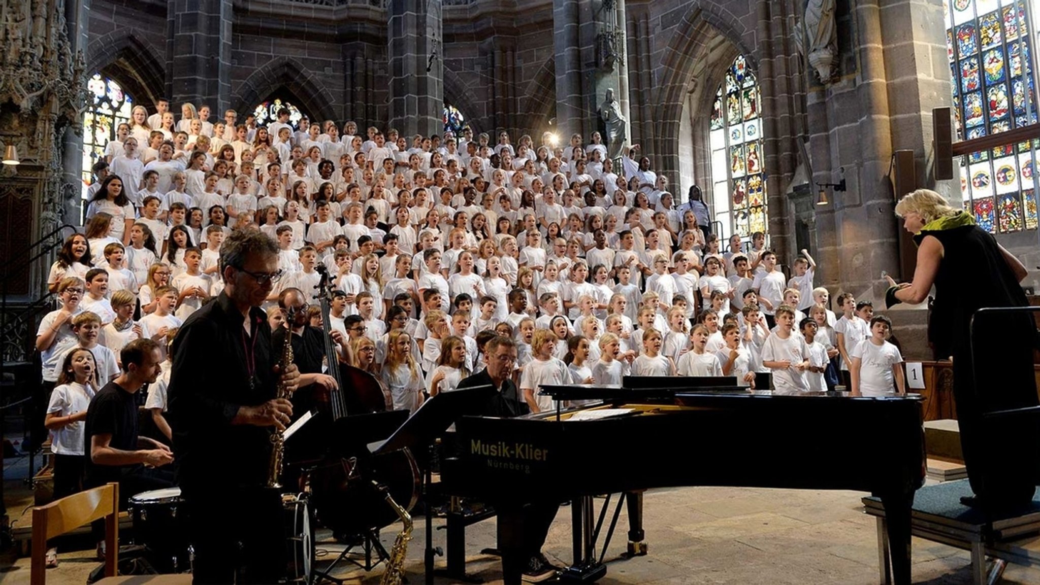 Ein großer Chor in einer Kirche.