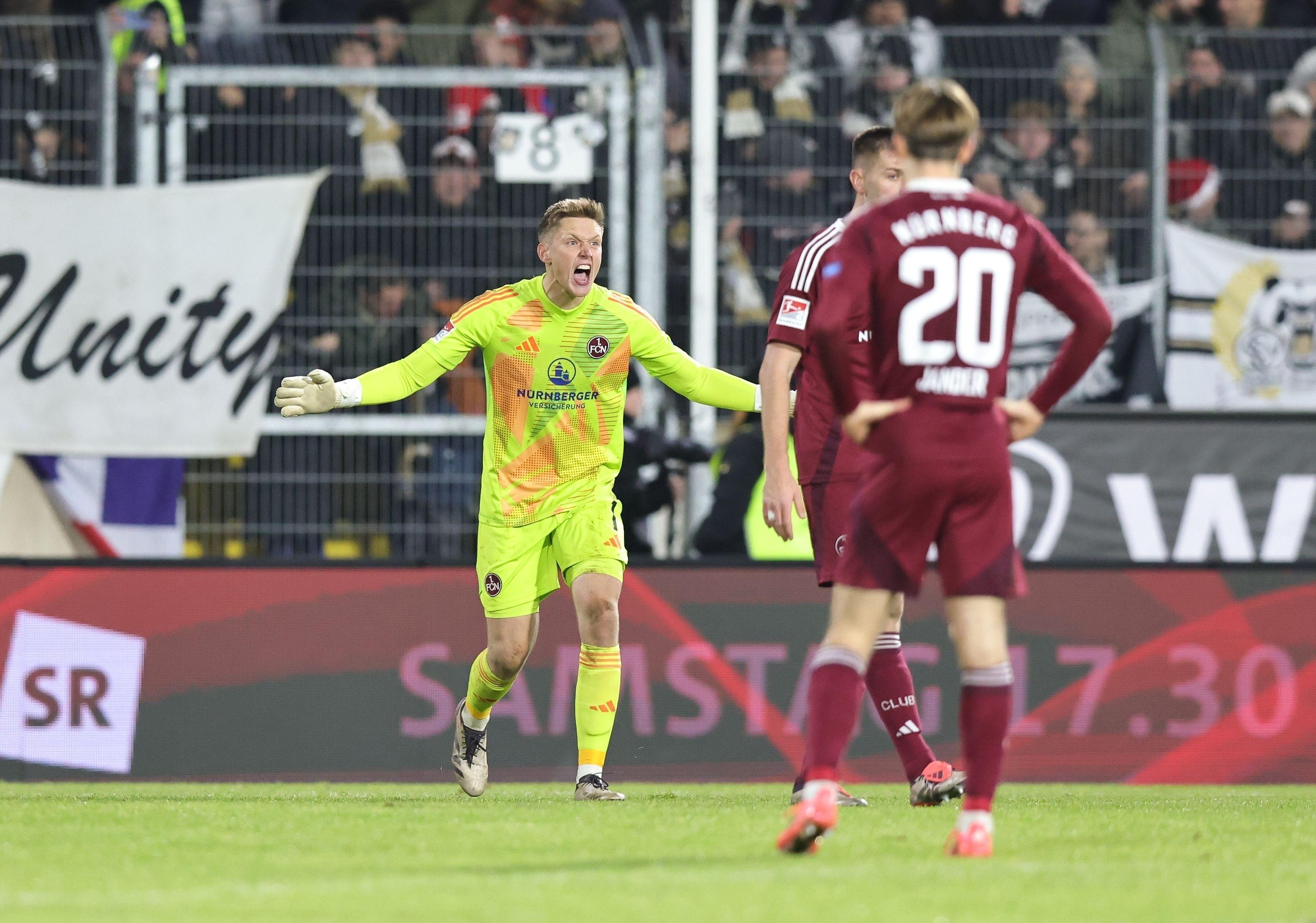 Jan Reichert (1. FC Nürnberg) schimpft mit seinen Teamkollegen