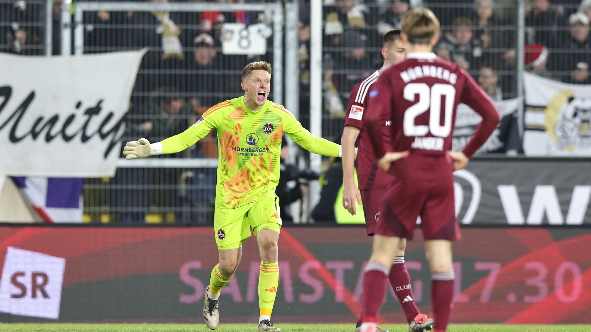 Jan Reichert (1. FC Nürnberg) schimpft mit seinen Teamkollegen