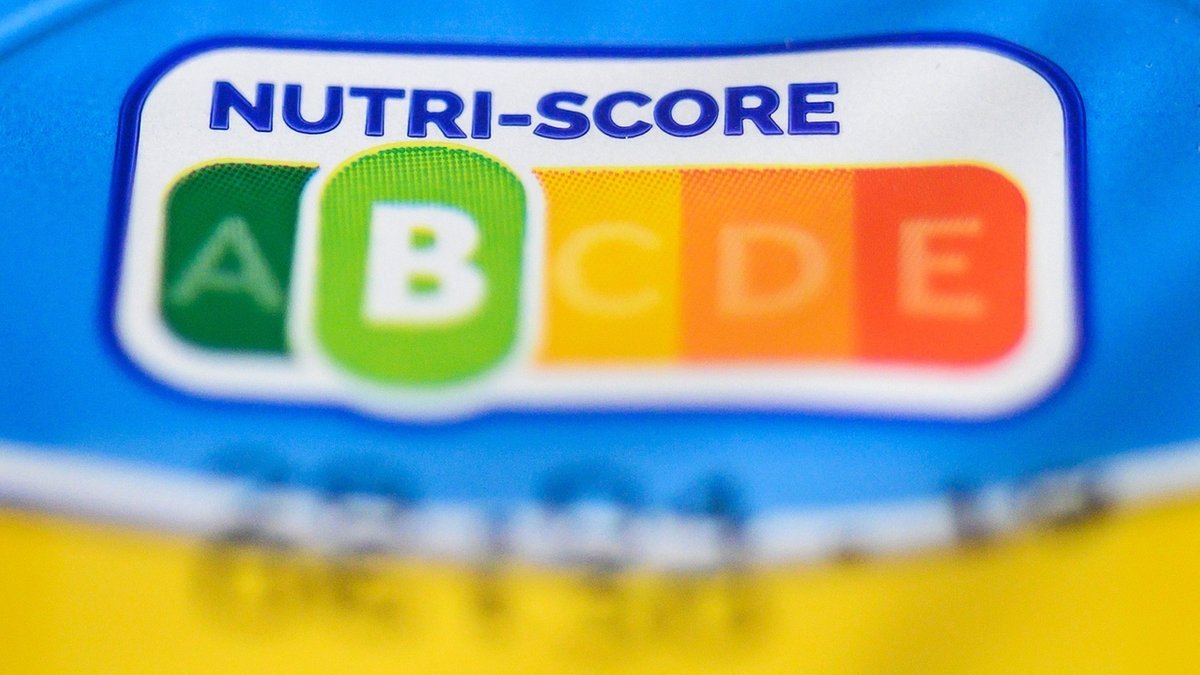 Auf einer Packung Joghurt ist der sogenannte Nutri-Score zu sehen. Mit dem aus Frankreich stammenden System sei auf einen Blick zu erkennen, wie ausgewogen oder unausgewogen verarbeitete Lebensmittel sind, sagt die Verbraucherorganisation Foodwatch.