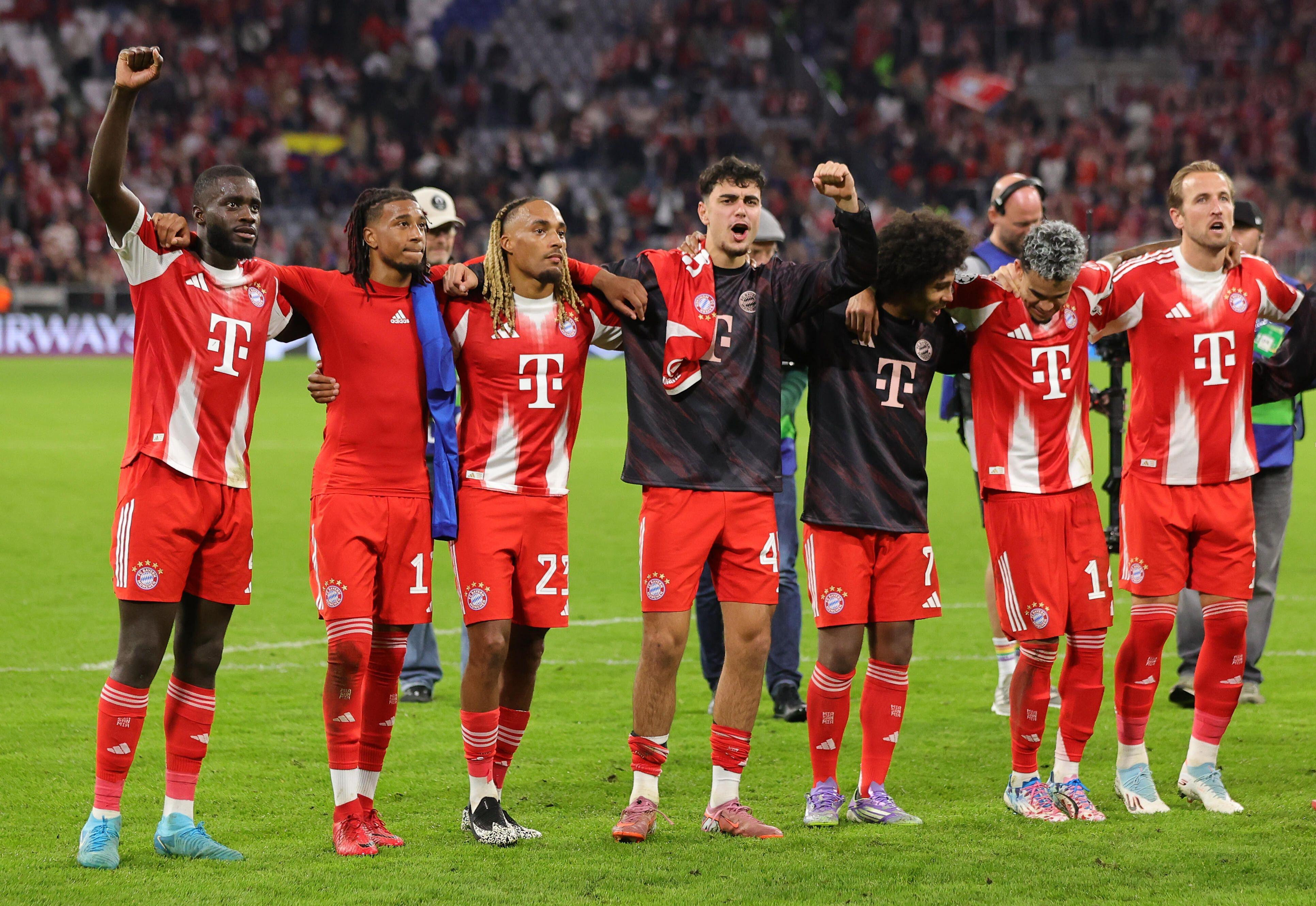 Die Spieler des FC Bayern feiern den Auftaktsieg in der Champions League gegen den FC Chelsea.