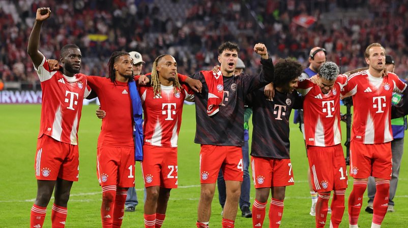Die Spieler des FC Bayern feiern den Auftaktsieg in der Champions League gegen den FC Chelsea. | Bild: picture-alliance / dpa Die Spieler des FC Bayern feiern den Auftaktsieg in der Champions League gegen den FC Chelsea.
