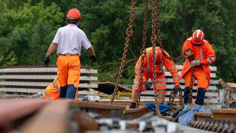 Gleisbauarbeiten an einer Bahnstrecke | Bild: picture alliance/dpa | Soeren Stache Gleisbauarbeiten an einer Bahnstrecke
