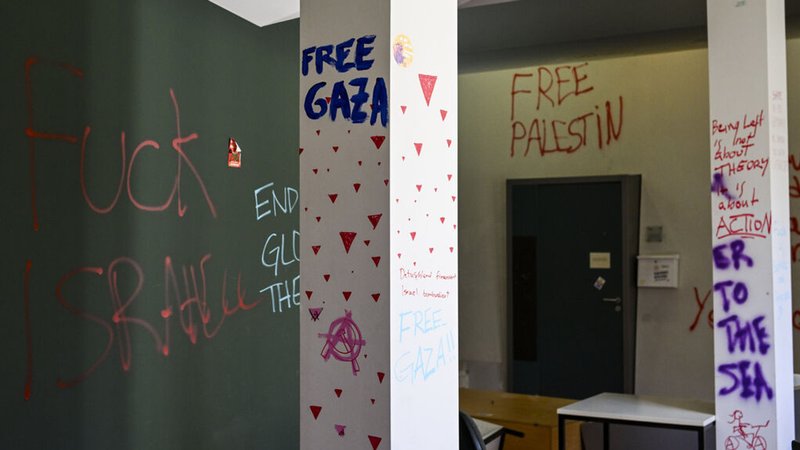 29.05.2024, Berlin: Bei einem Pressetermin der Humboldt-Universität zu Berlin werden Schäden und Schmierereien nach einer Besetzung gezeigt. An Wänden und Betonpfeilern steht unter anderem "Free Gaza" und "Fuck Israel". Propalästinensische Aktivisten hatten am 22.5. die Räume der Universität aus Protest gegen Israel und zur Unterstützung der Palästinenser besetzt. Am 23.5. räumte die Polizei das besetzte Gebäude. Foto: Jens Kalaene/dpa-Pool/dpa +++ dpa-Bildfunk +++