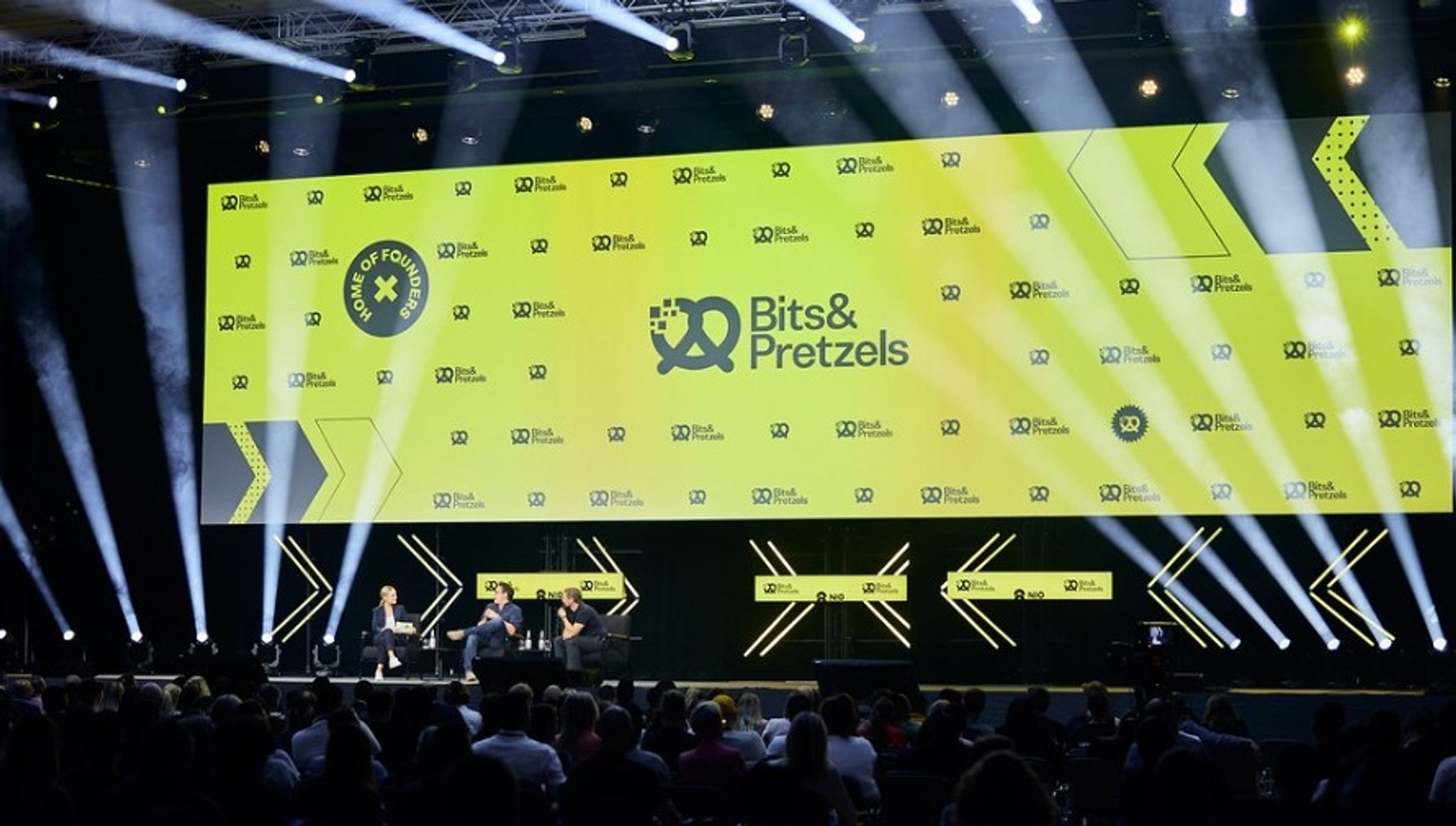 Die Hauptbühne der Bits&Pretzels Gründermesse, hier im Jahr 2023.