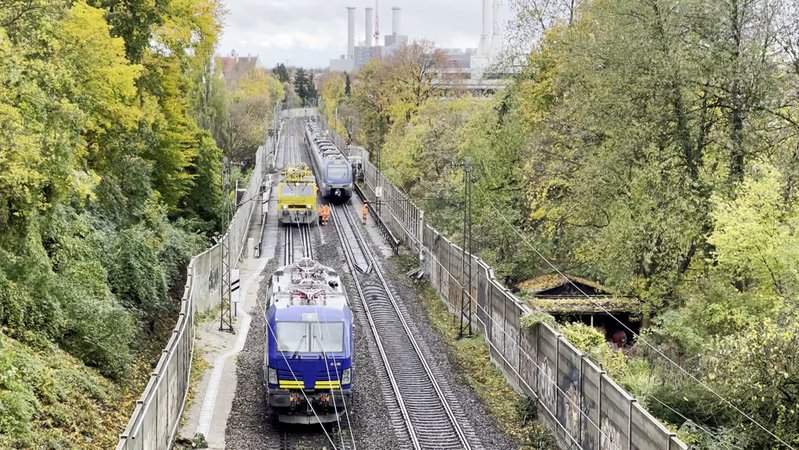 Stehende Züge auf Gleisen, gesäumt von Lärmschutzwänden | Bild: BR Stehende Züge auf Gleisen, gesäumt von Lärmschutzwänden