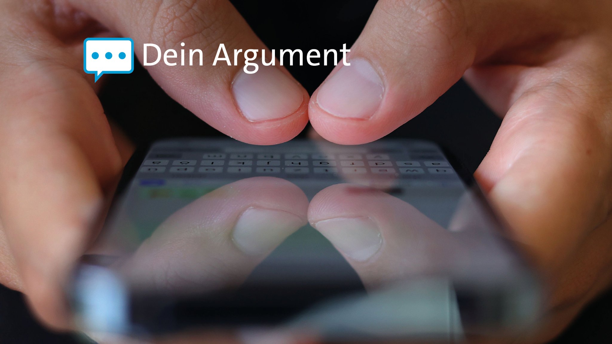 Tippende Finger auf einem Smartphone (Symbolbild)