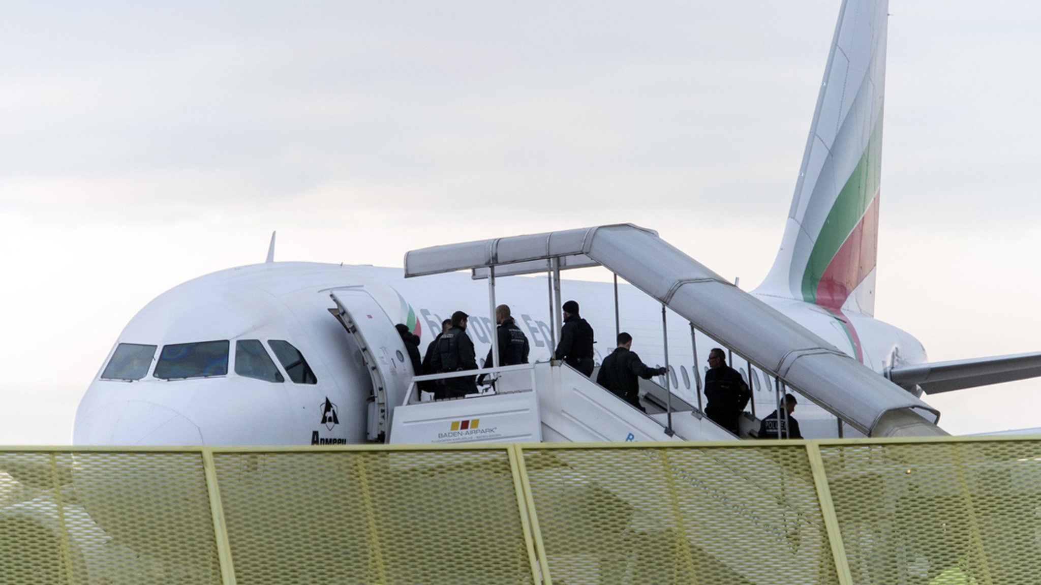 Abgelehnte Asylbewerber steigen am Baden-Airport im Rahmen einer landesweiten Sammelabschiebung in ein Flugzeug.