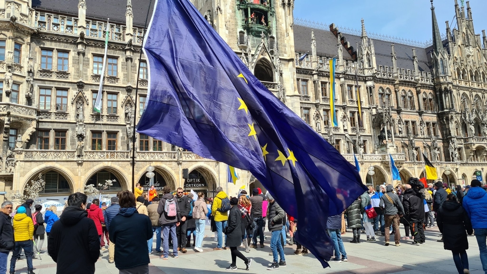 Demonstration "Russen gegen Putins Krieg in Ukraine" am Marienplatz München am 10.04.2022