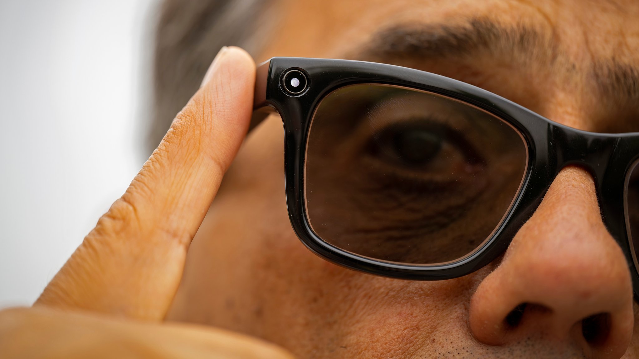 (Symbolbild) Ein Mann mit Smart Glasses