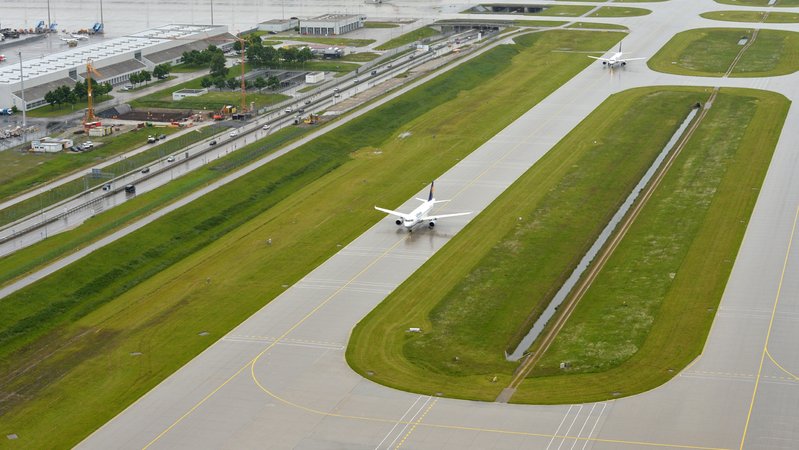 (Symbolbild) Flugzeuge am Flughafen München | Bild: picture alliance / Peter Kneffel (Symbolbild) Flugzeuge am Flughafen München