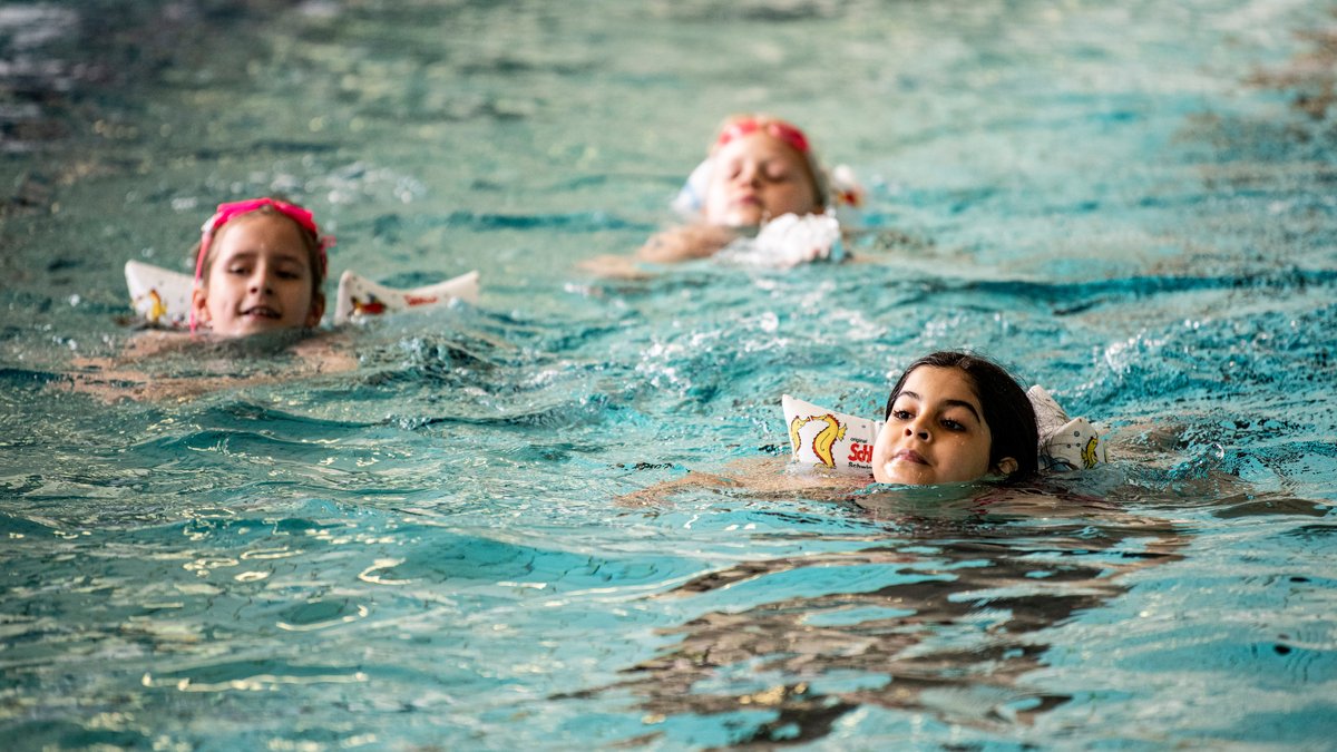 Kinder lernen schwimmen (Symbolbild) 