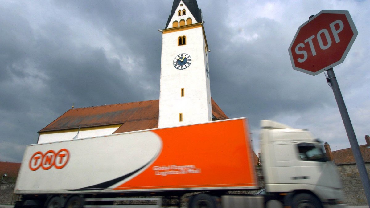 Ein Lastwagen fährt durch Straßkirchen