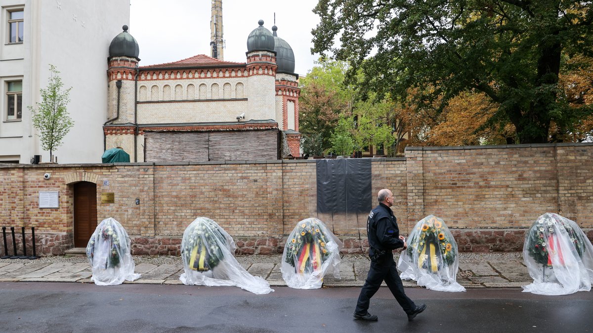 Gedenktag 2020: Die noch mit Folie verpackten Kränze vor der Synagoge in Halle. 