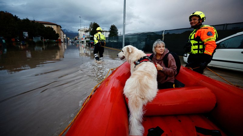 Eine Frau mit ihrem Hund wird in der Toskana von der Feuerwehr gerettet