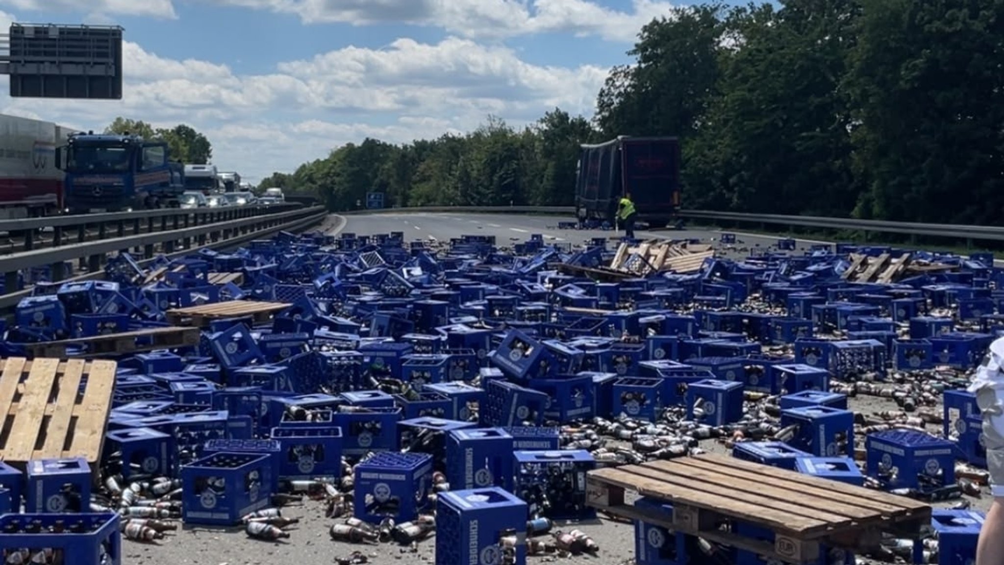 Rund 300 Bierkästen fielen beim Autobahnkreuz Regensburg vom Laster auf die Fahrbahn der A93. | Bild: Polizei Regensburg Rund 300 Bierkästen fielen beim Autobahnkreuz Regensburg vom Laster auf die Fahrbahn der A93.