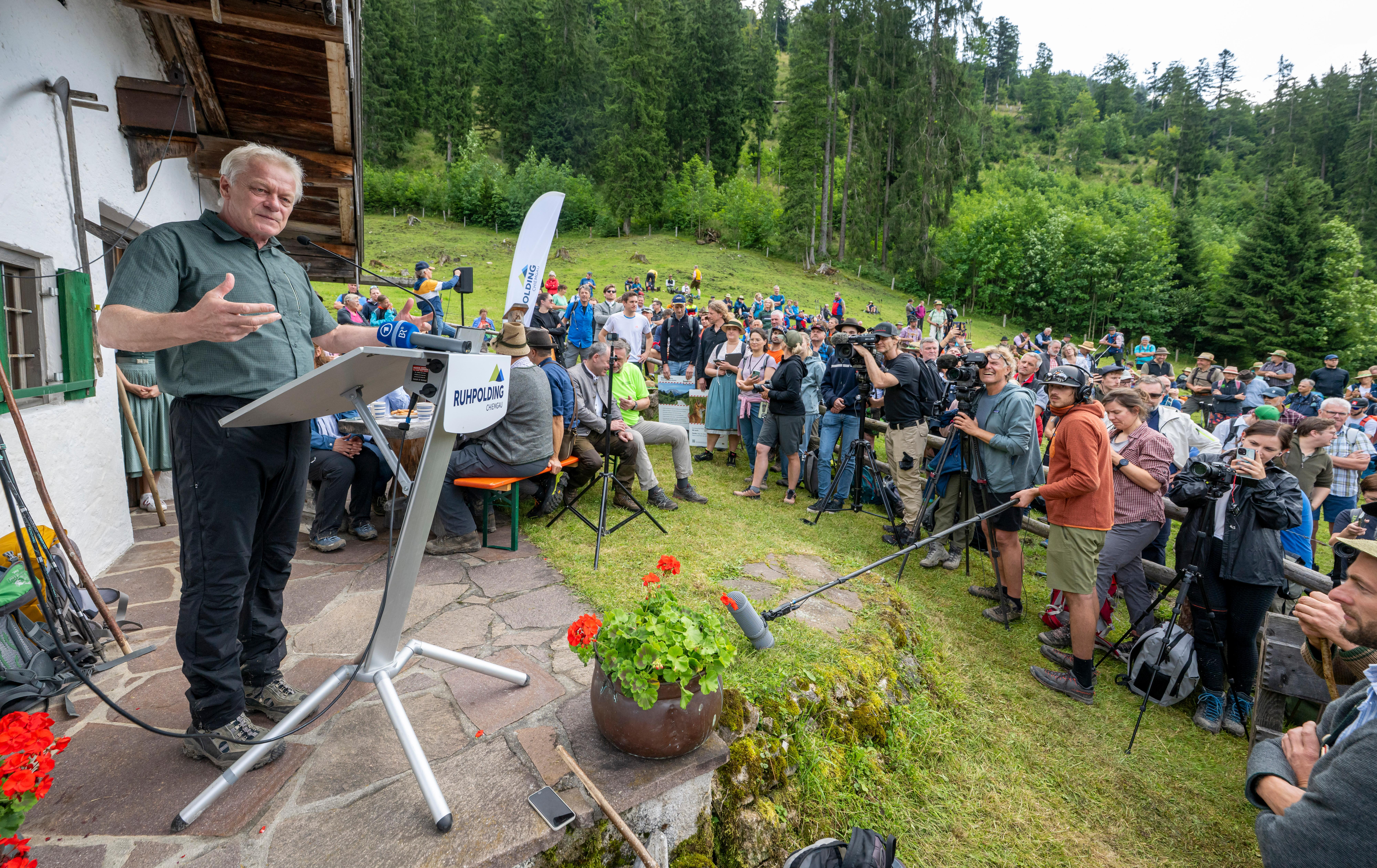 Bundeslandwirtschaftsminister Alois Rainer (l, CSU) spricht während der 78. Hauptalmbegehung des Almwirtschaftlichen Vereins Oberbayern.