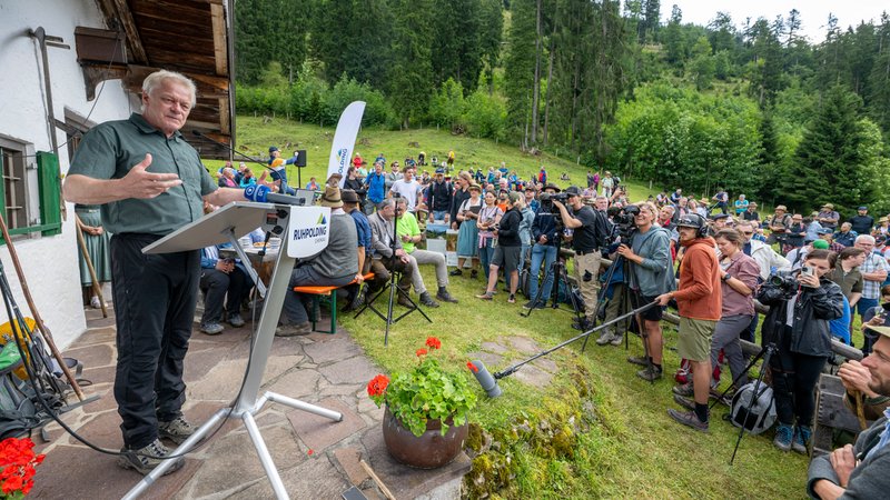 Bundeslandwirtschaftsminister Alois Rainer (l, CSU) spricht während der 78. Hauptalmbegehung des Almwirtschaftlichen Vereins Oberbayern. | Bild: picture alliance/dpa | Peter Kneffel Bundeslandwirtschaftsminister Alois Rainer (l, CSU) spricht während der 78. Hauptalmbegehung des Almwirtschaftlichen Vereins Oberbayern.