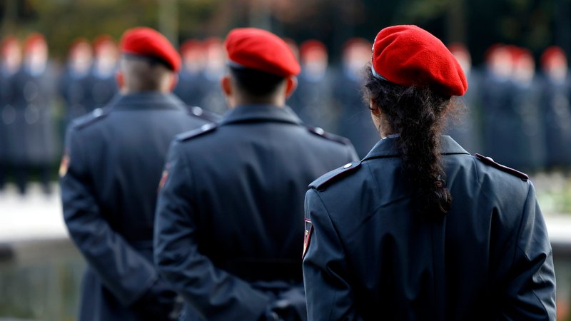 Rekrutinnen und Rekruten der Bundeswehr bei einer Feier in Bonn. (Archivbild) | Bild: picture alliance / Geisler-Fotopress | Christoph Hardt/Geisler-Fotopres Rekrutinnen und Rekruten der Bundeswehr bei einer Feier in Bonn. (Archivbild)